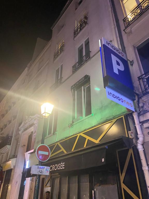 un bâtiment avec un panneau p sur son côté dans l'établissement Ritaj, à Paris