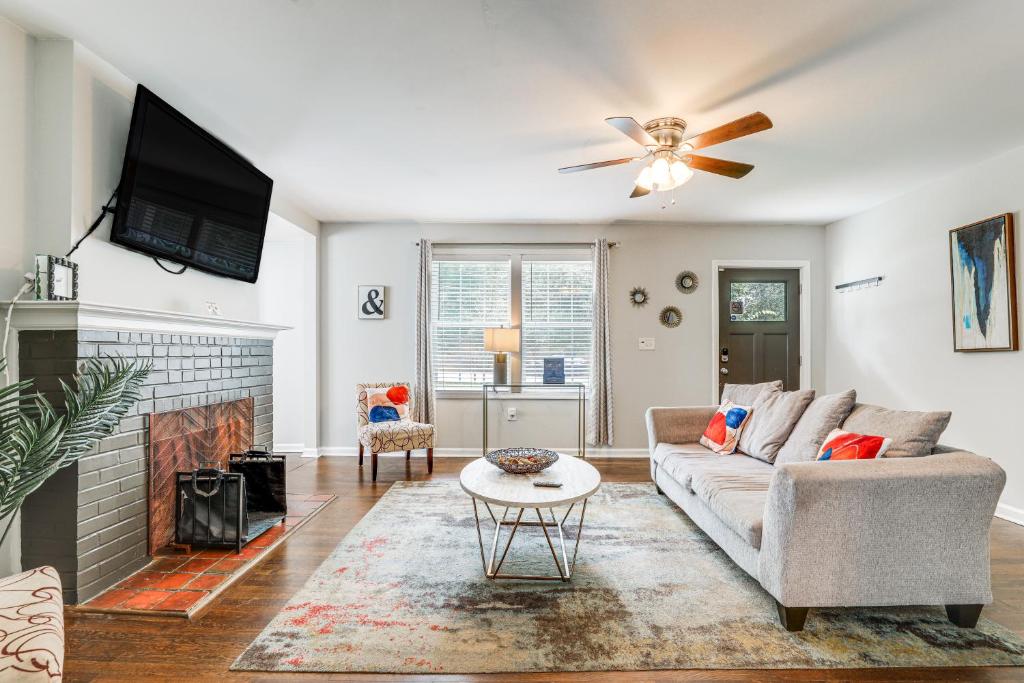un soggiorno con divano e camino di Pet-Friendly Home with Hot Tub in Atlanta! ad Atlanta