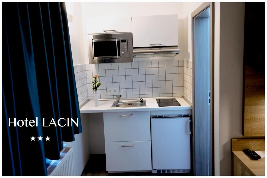 Kuchyň nebo kuchyňský kout v ubytování Hotel LACIN