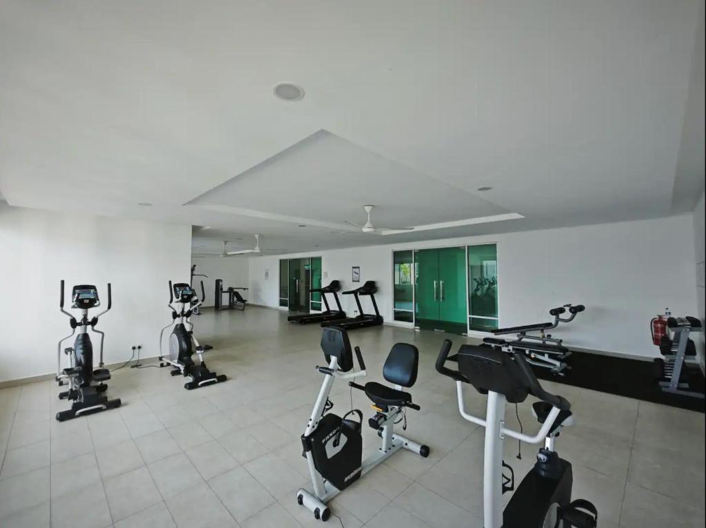Fitness centrum a/nebo fitness zařízení v ubytování D'Lagoon Austin By iHHomes