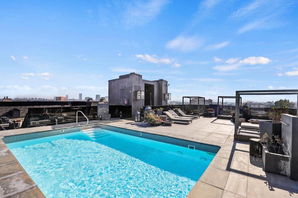 Бассейн в Cool Apartment in West Hollywood или поблизости