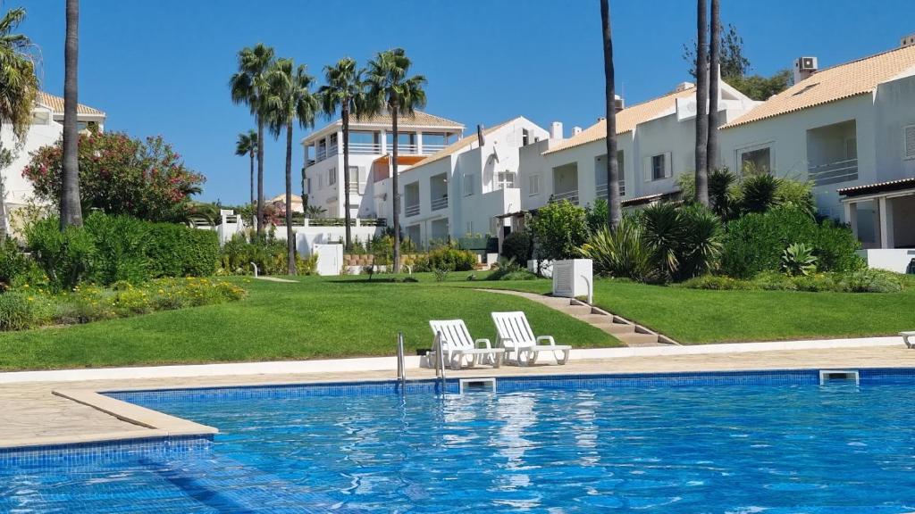 Πισίνα στο ή κοντά στο Praia da Galé, 250m da Praia e Piscina
