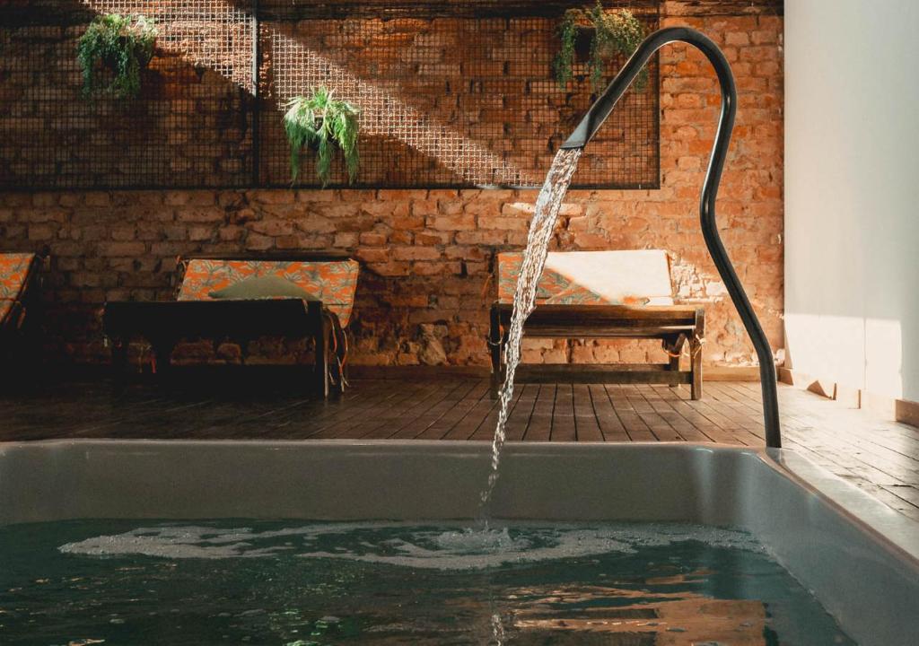 A piscina localizada em Kastel Grão Pará ou nos arredores