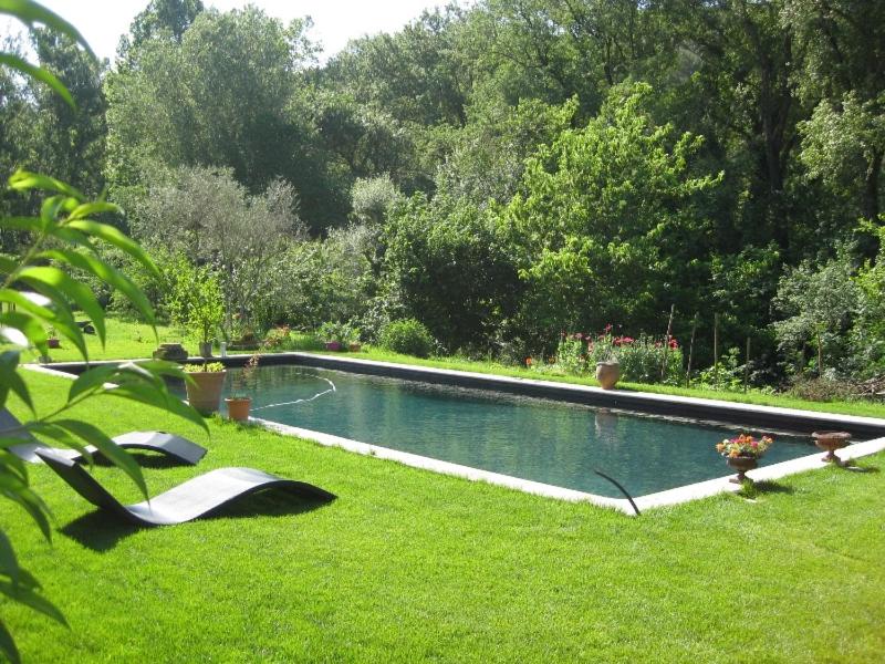 une piscine au milieu d'une cour dans l'établissement Le Vieux Moulin, au Tholonet