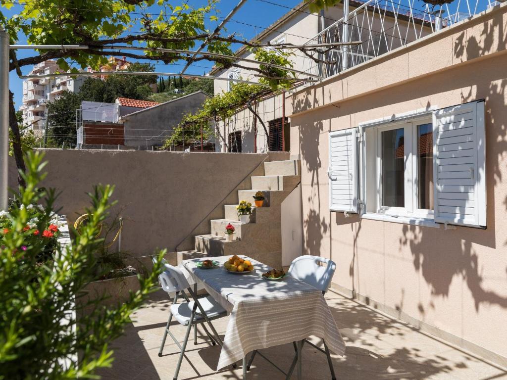 Apartment Meet & Greet- Studio Apartment with Terrace and Sea View