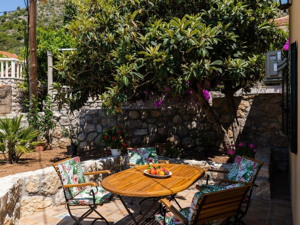 Κήπος έξω από το Apartment Pod Nespolom - One Bedroom Apartment with Terrace