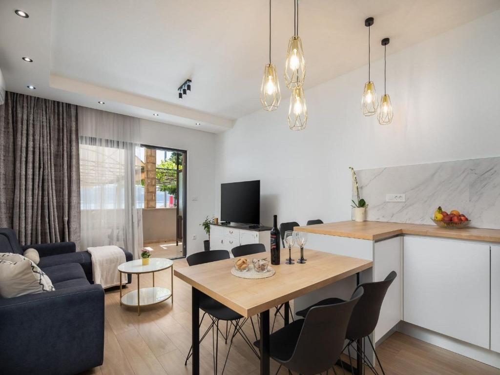 Apartments Tomas- Standard One Bedroom Apartment with Balcony A2
