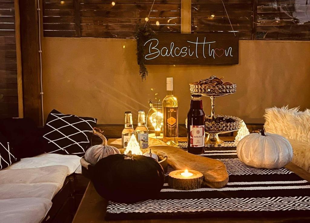 Nápoje v ubytovaní Balcsitthon Apartmanok