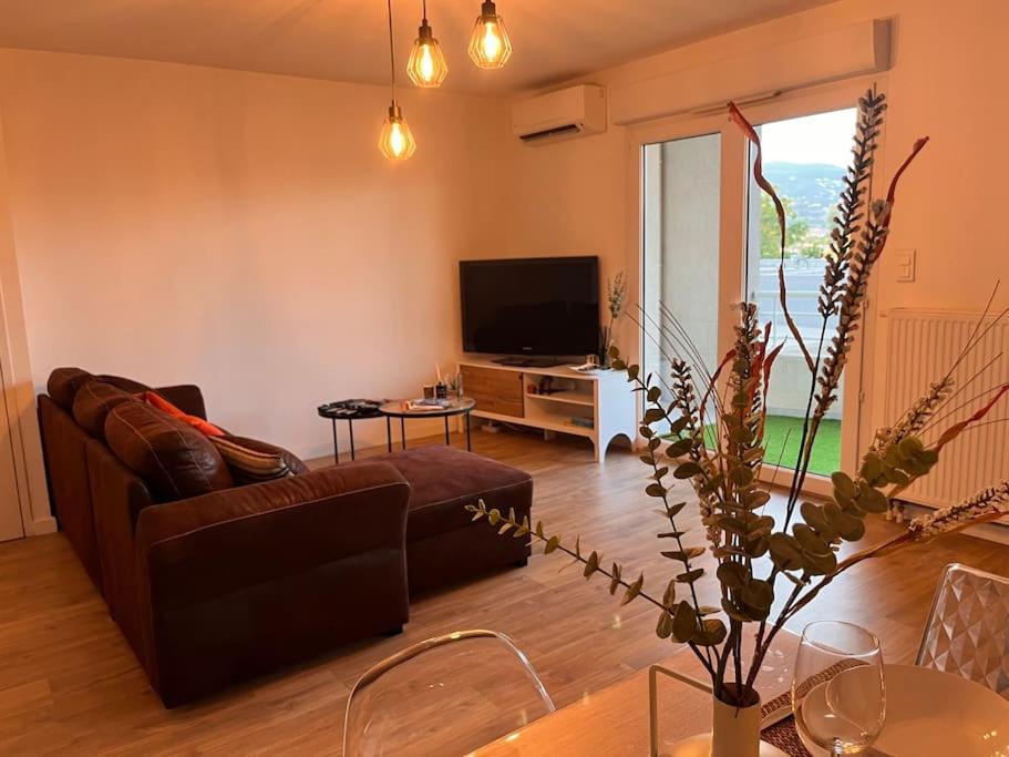 un salon avec un canapé et une télévision dans l'établissement CASA NINA FURIANI CORSE Appartement en résidence, à Paterno