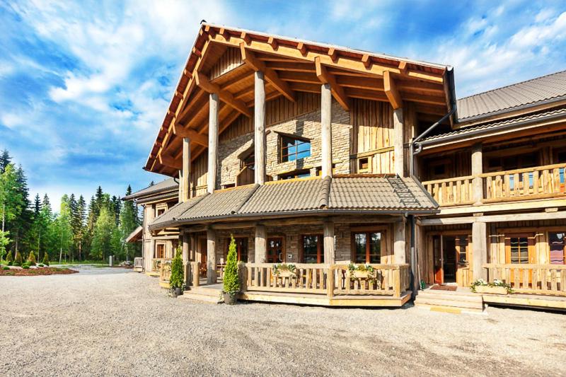 Cette grande maison en bois dispose d'une terrasse couverte. dans l'établissement Koivulahden Rapukartano, à Mänttä