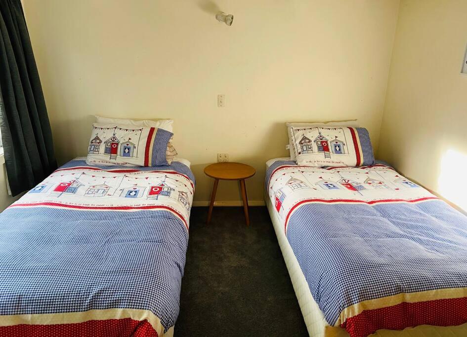 Postel nebo postele na pokoji v ubytování Kaka Point Beach House