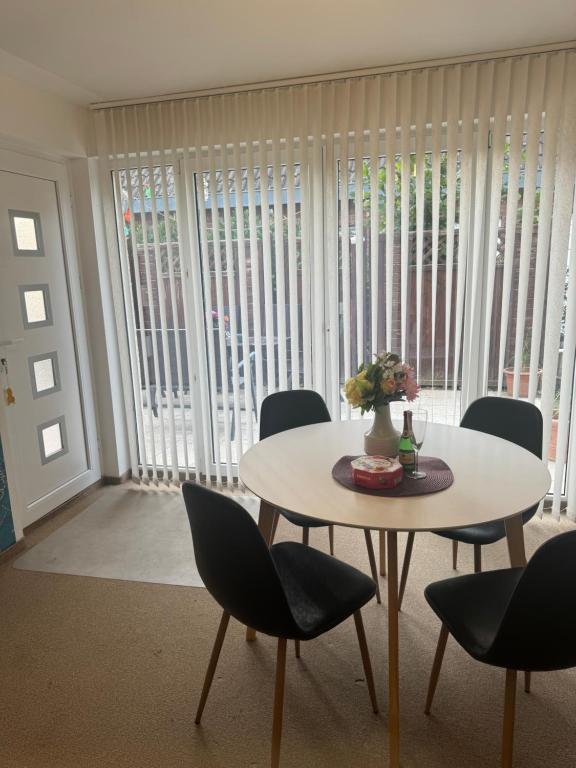 a dining room with a table and chairs and windows at Ferienwohnung Garzau-Garzin in Kolonie Scholz