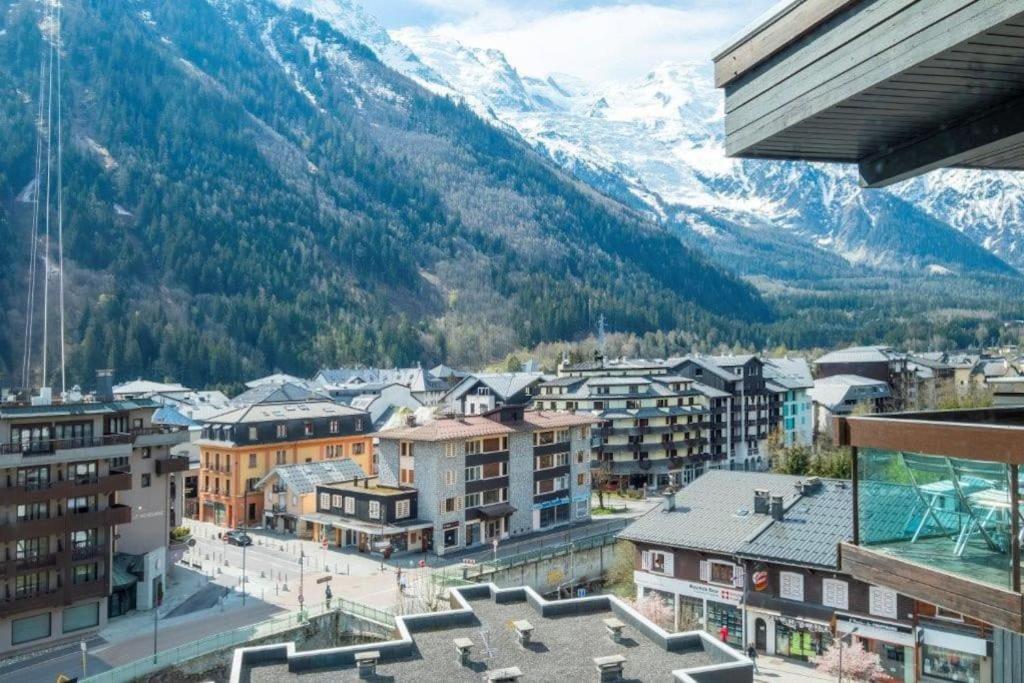 une vue d'une ville avec des montagnes en arrière-plan dans l'établissement Two bedroom apartment, Hypercenter, terrace Mont Blanc, parking, à Chamonix-Mont-Blanc
