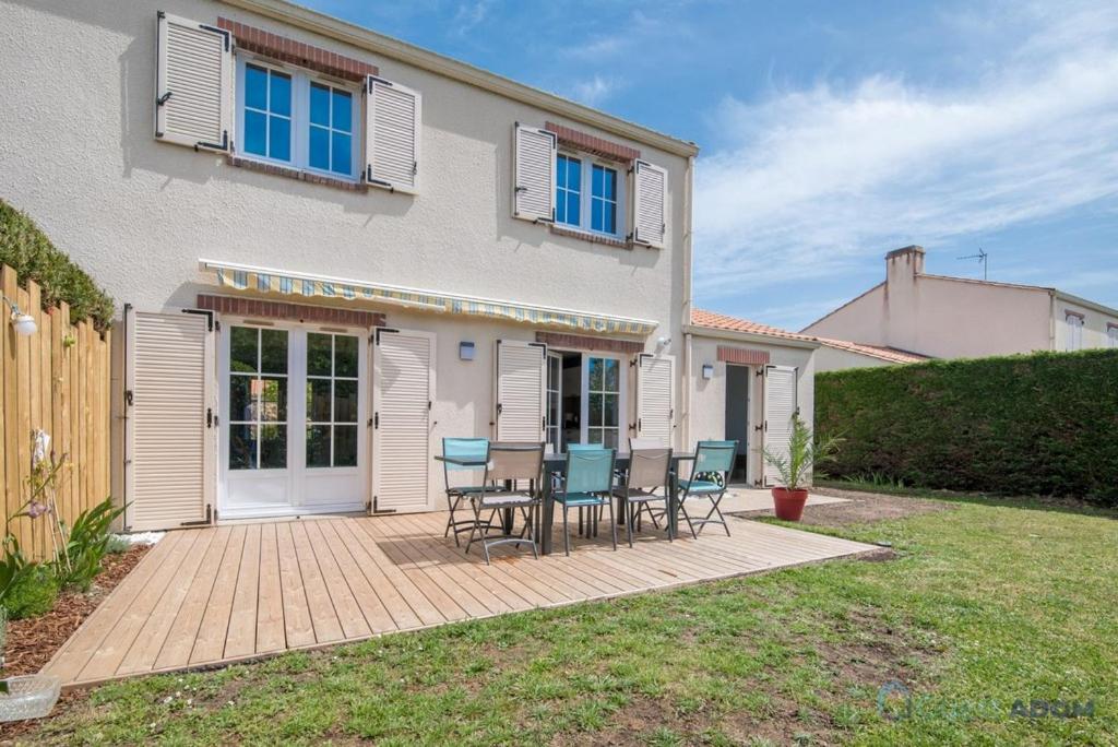 une maison avec des chaises et une table dans la cour dans l'établissement Maison rénovée proche mer, à Pornic