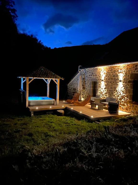 - une terrasse avec un kiosque la nuit dans l'établissement La maison des volcans Cantal, à Saint-Bonnet-de-Condat