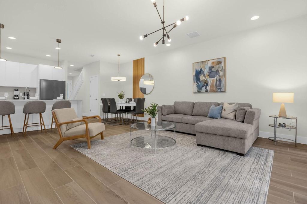 Χώρος καθιστικού στο Upstay - Modern Family Townhome with Pool