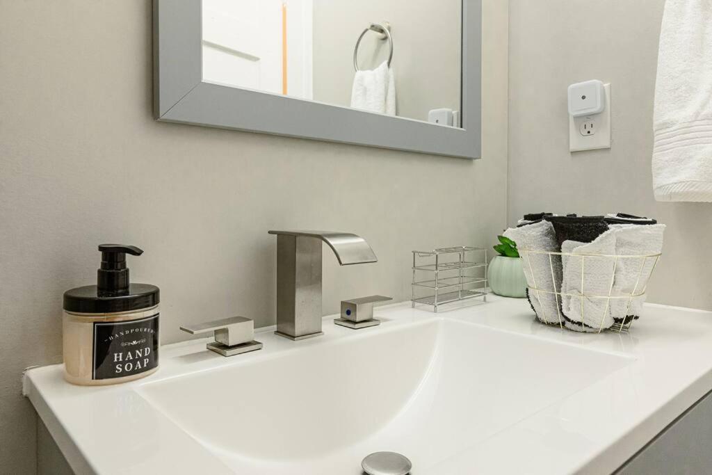 Gambar di galeri bagi Step into Style Charming RVA Getaway! di Richmond
