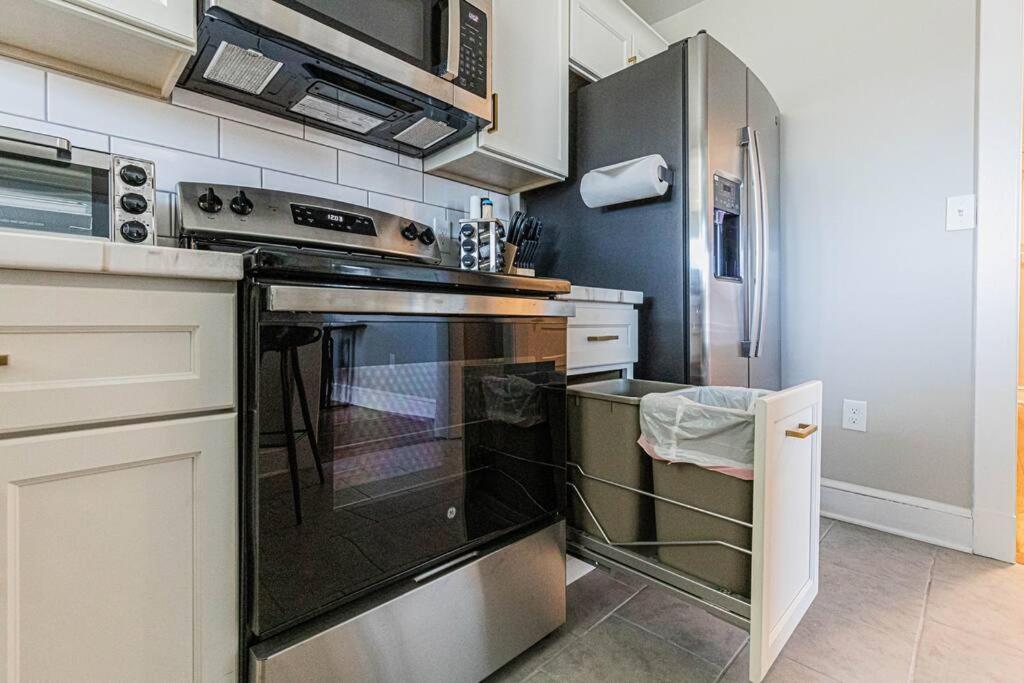Dapur atau dapur kecil di Step into Style Charming RVA Getaway!