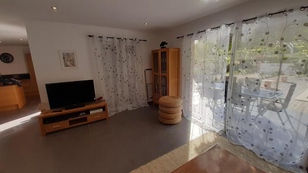 TV a/nebo společenská místnost v ubytování Villa sud Ardéche