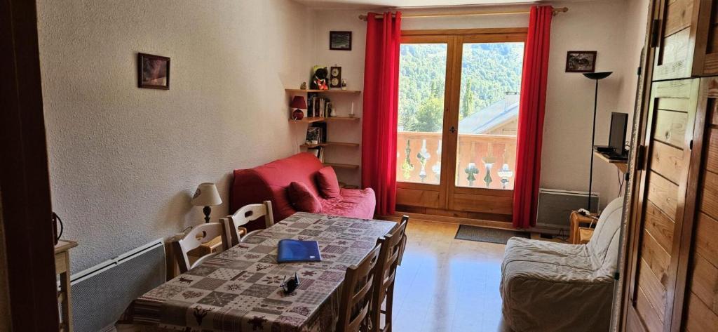 un salon avec une table et une fenêtre dans l'établissement Résidence Les Arolles - Studio cabine 4 personnes 2 exposé Sud MAE-7081, à Valloire
