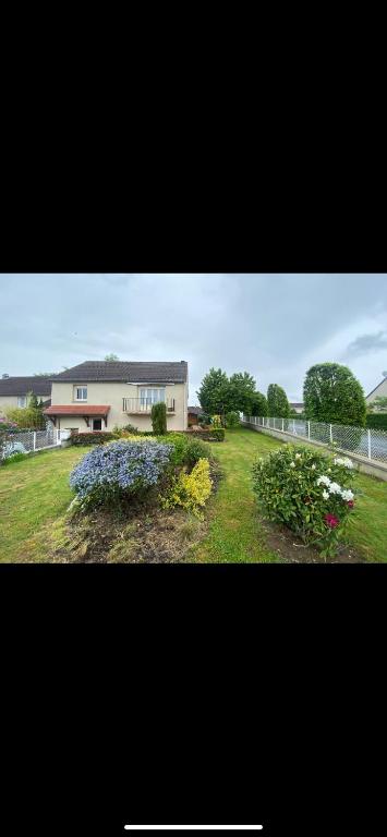 une maison avec une cour fleurie devant elle dans l'établissement Maison 6 pièces, à Guéret
