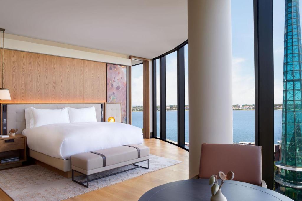 Postel nebo postele na pokoji v ubytování The Ritz-Carlton, Perth