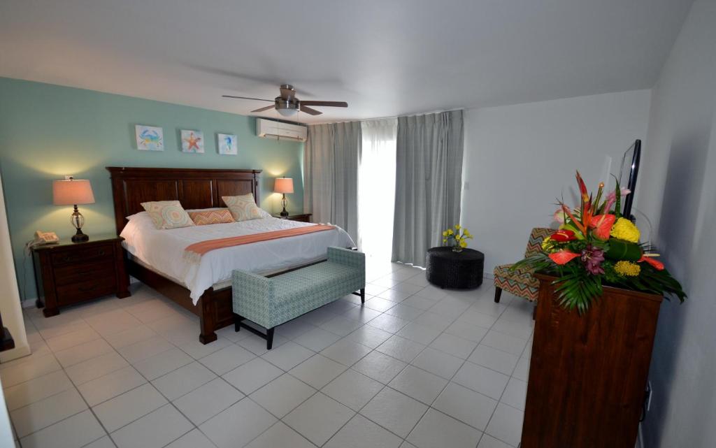 The Atrium Beach Resort and Spa, Ascend Hotel Collectionにあるベッド