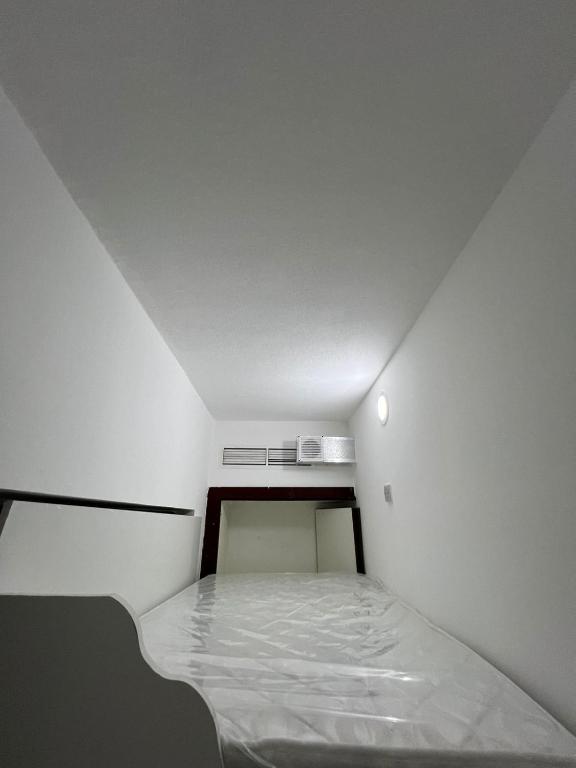 מיטה או מיטות בחדר ב-LuxNest INN Internet City Private Bed space Men Only