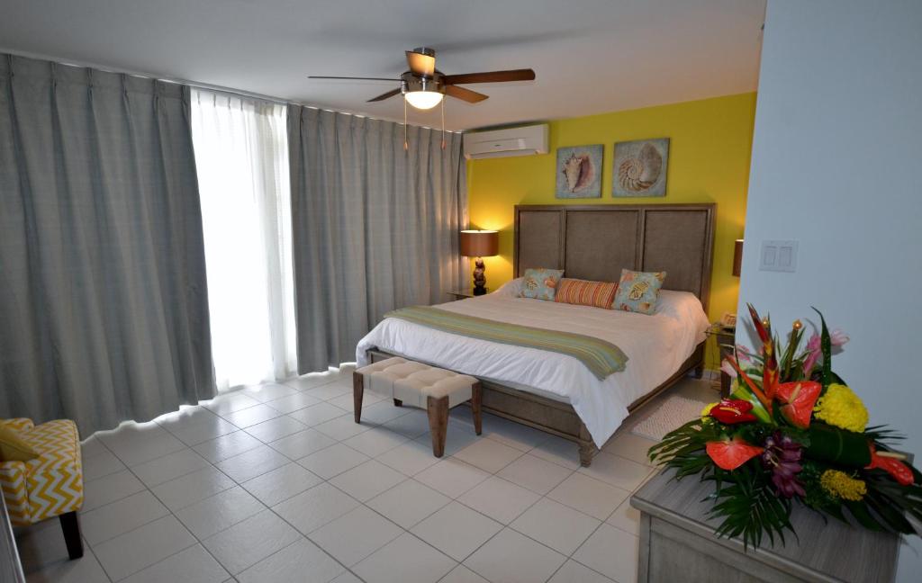 The Atrium Beach Resort and Spa, Ascend Hotel Collectionにあるベッド