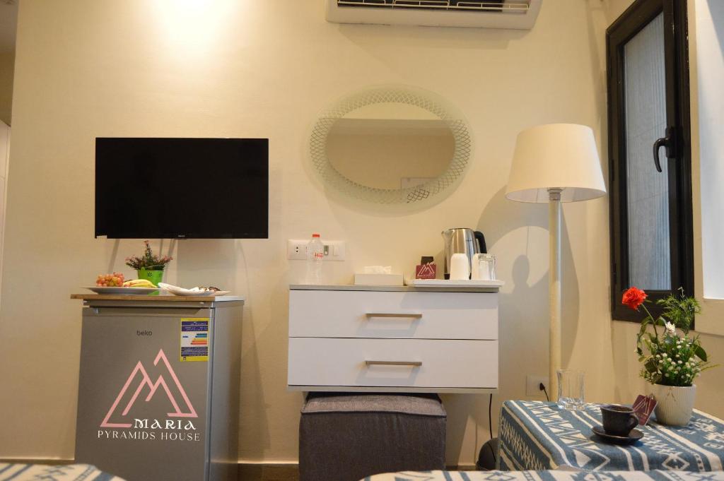 TV a/nebo společenská místnost v ubytování Maria Pyramids House