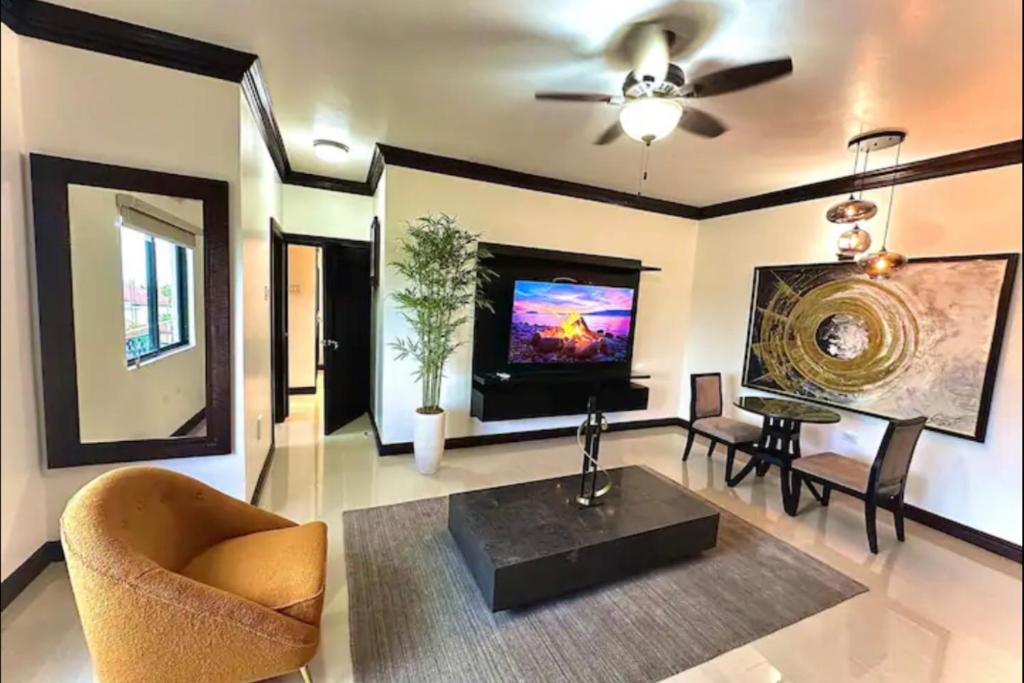 Μια τηλεόραση ή/και κέντρο ψυχαγωγίας στο Furnished suites in Montego Bay Jamaica