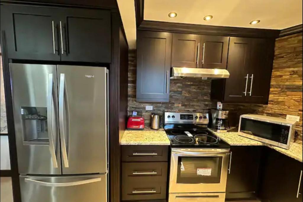 Η κουζίνα ή μικρή κουζίνα στο Furnished suites in Montego Bay Jamaica