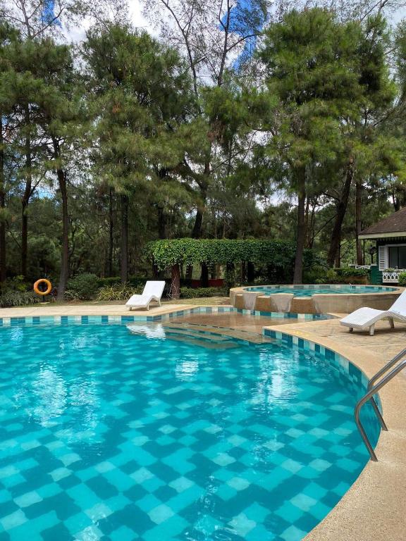 Bazén v ubytování Staycation Crosswinds Tagaytay The Blanc Tower nebo v jeho okolí