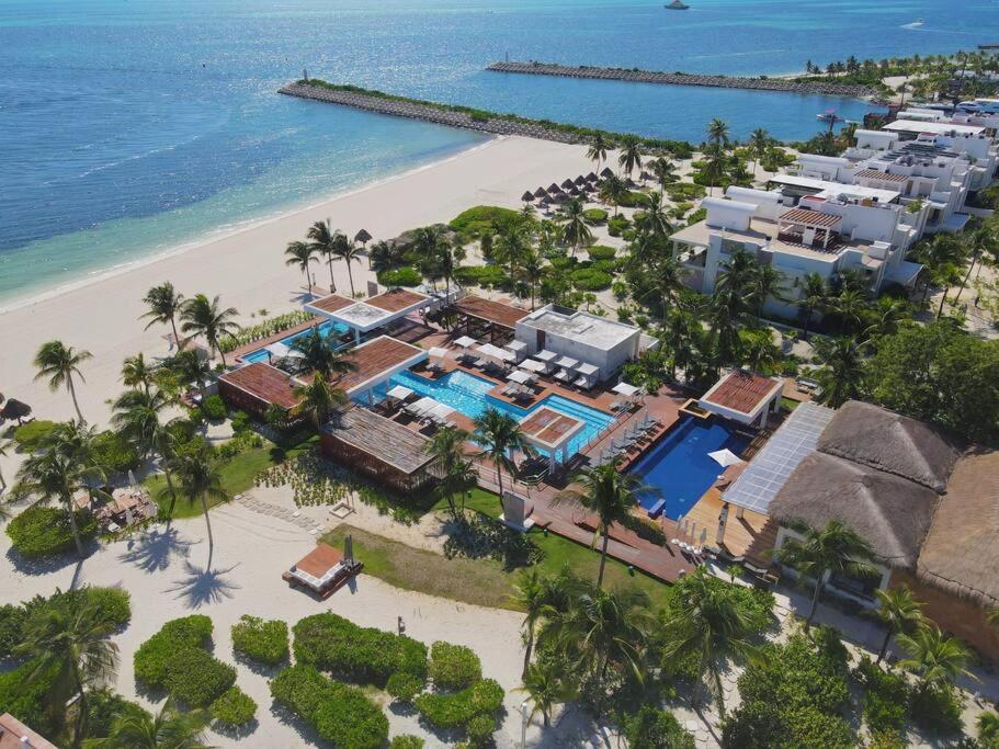 Una vista aérea de un resort y la playa. en Moderno Departamento de Lujo en Cancún, en Cancún