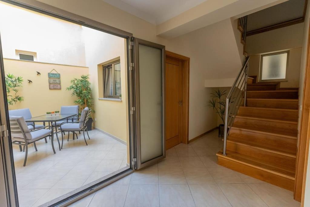 ein Wohnzimmer mit Tisch und ein Esszimmer in der Unterkunft Casa da Vila in Ribeira de Pena