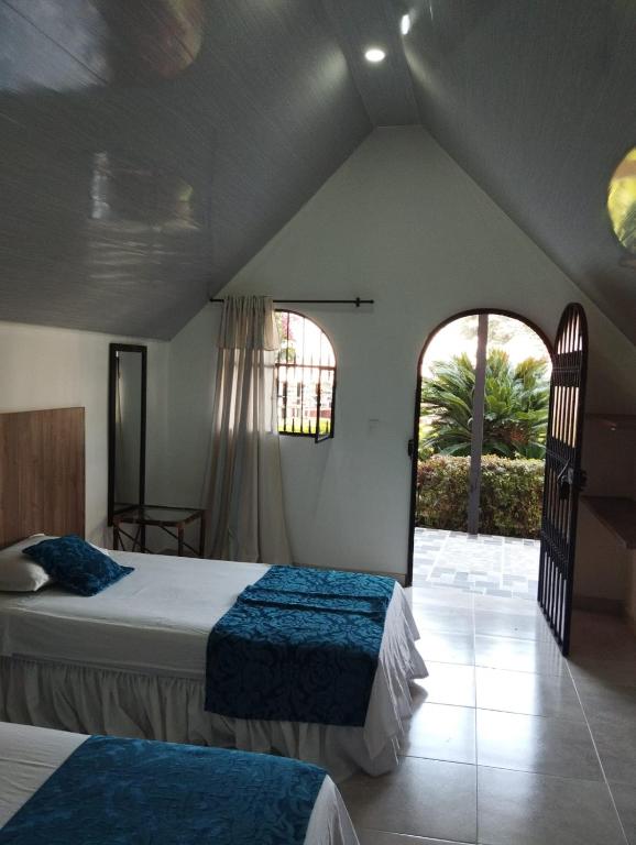 Una cama o camas en una habitación de Hotel Las Victorias Palmira