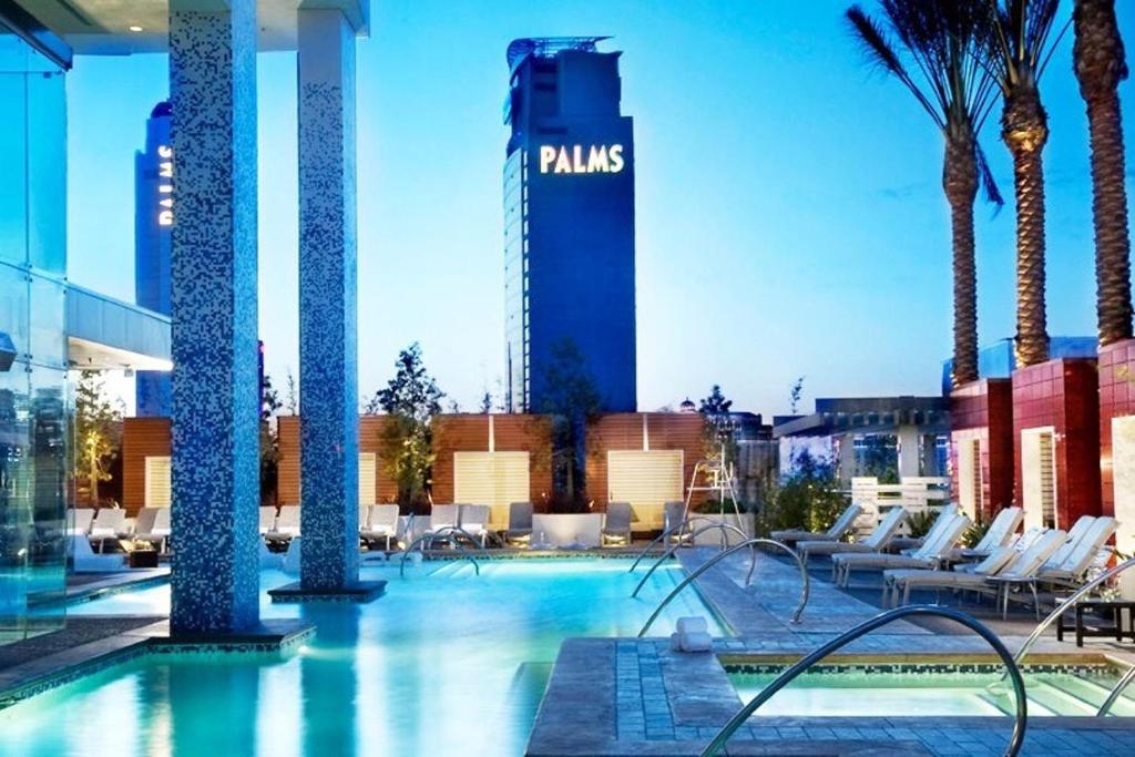 Bazén v ubytování Best Strip City Views Balcony Suite No Resort Fee nebo v jeho okolí