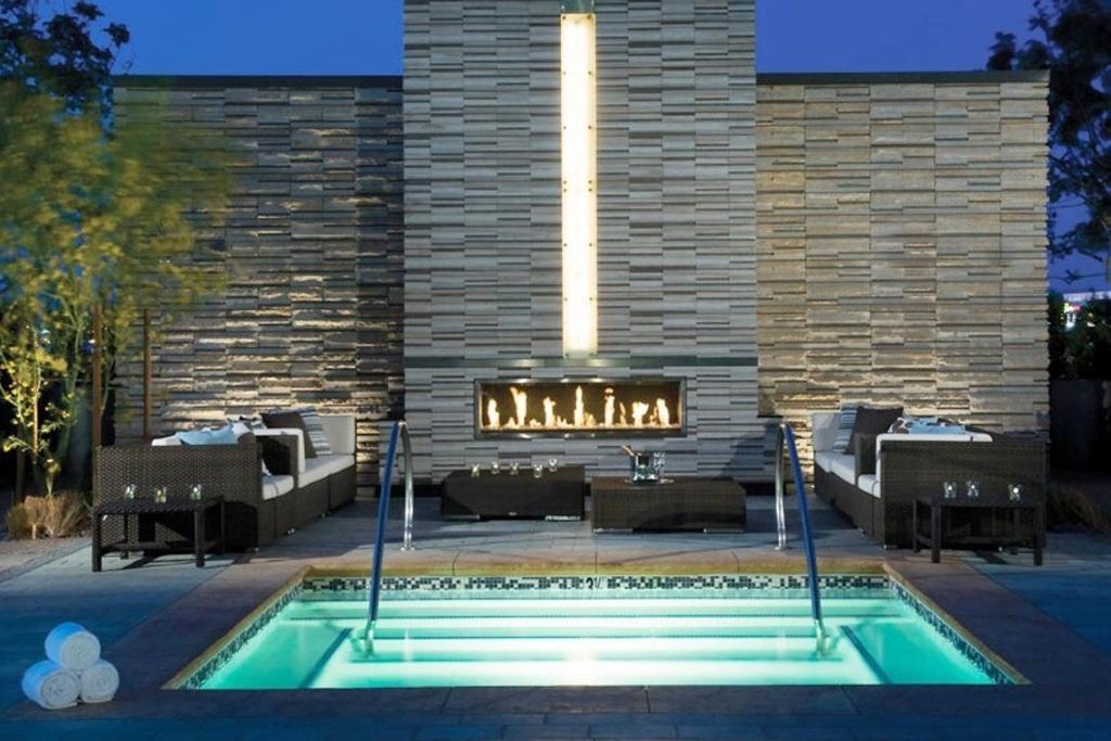 Bazén v ubytování Best Strip City Views Balcony Suite No Resort Fee nebo v jeho okolí