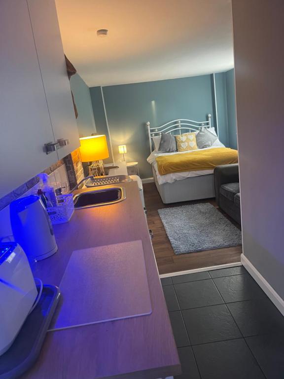 una camera da letto con un letto e un piano di lavoro viola di Birkdale's Hidden Gem a Southport
