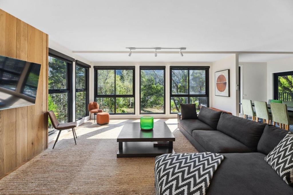 Μια τηλεόραση ή/και κέντρο ψυχαγωγίας στο Station Penthouse with Private Spa