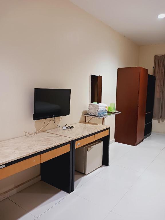 TV a/nebo společenská místnost v ubytování Hotel Kavanass Inn