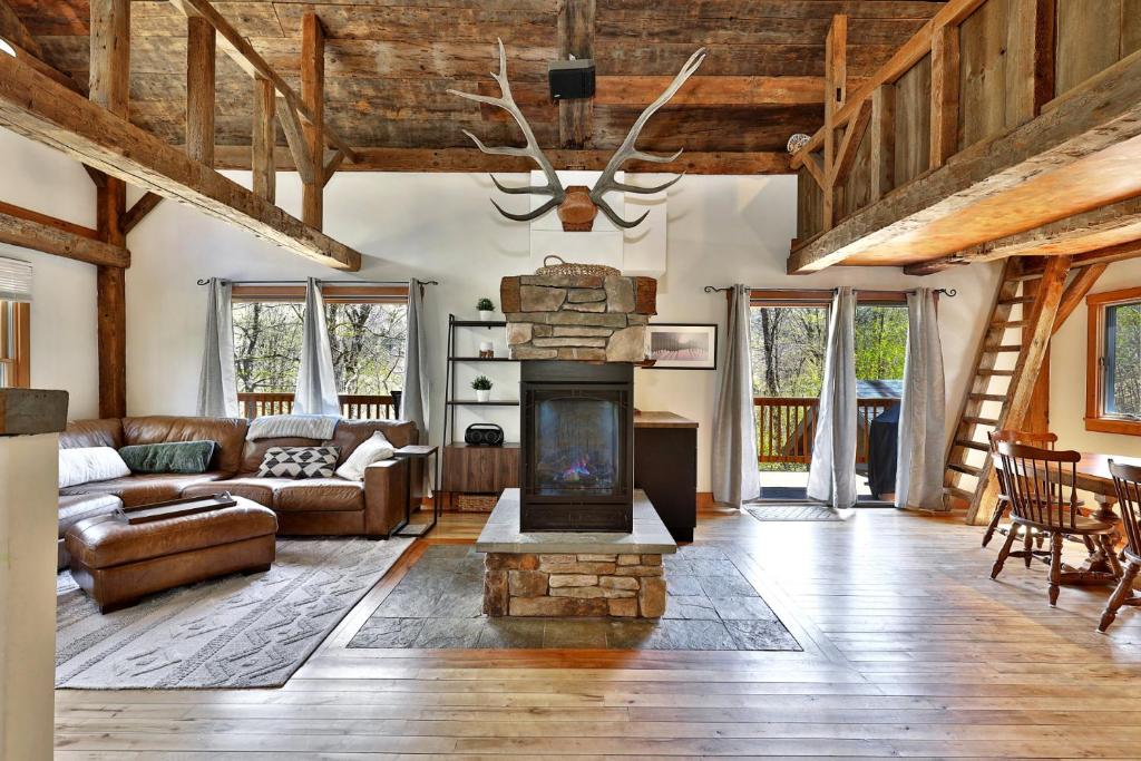 a living room with a fireplace and a couch at Wobbly Cabin - 2 Bedroom - Charming Ski Home - Fireplace - WiFi - Close to Resort in Killington