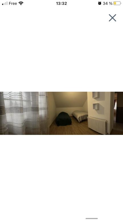 Cette chambre dispose d'une fenêtre et d'un lit. dans l'établissement Maison 5 mn gare sncf, à Bourges