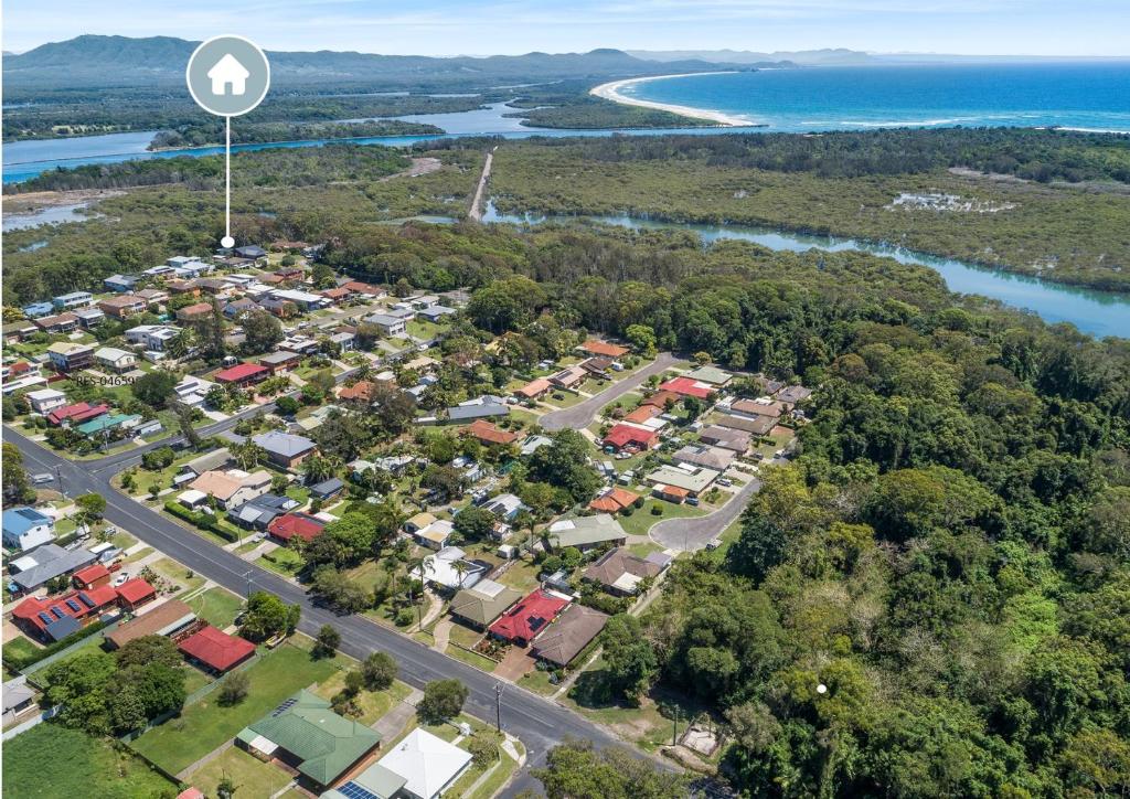 Coastal Hideaway - 1 Ocean St SWR في ساوث ويست روكس: اطلالة جوية على ضاحية بجانب الماء