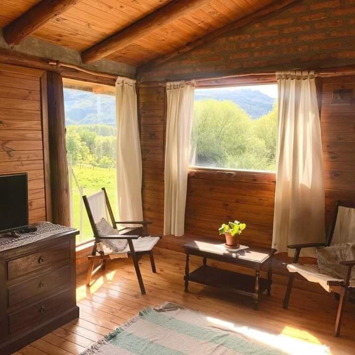 Televiisor ja/või meelelahutuskeskus majutusasutuses Criollo Lodge