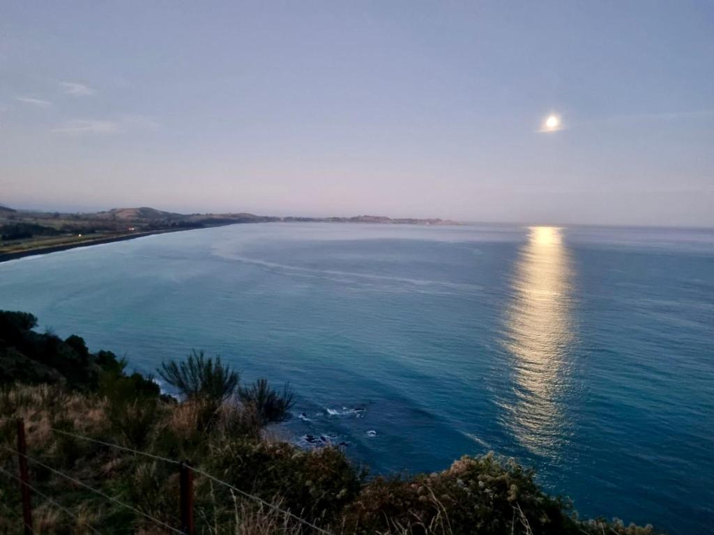 Close to Beach with Mountain Views in Puketa - Resim 12