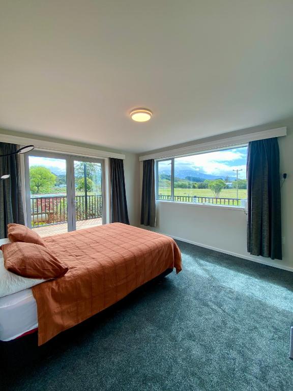 Close to Beach with Mountain Views in Puketa - Resim 2