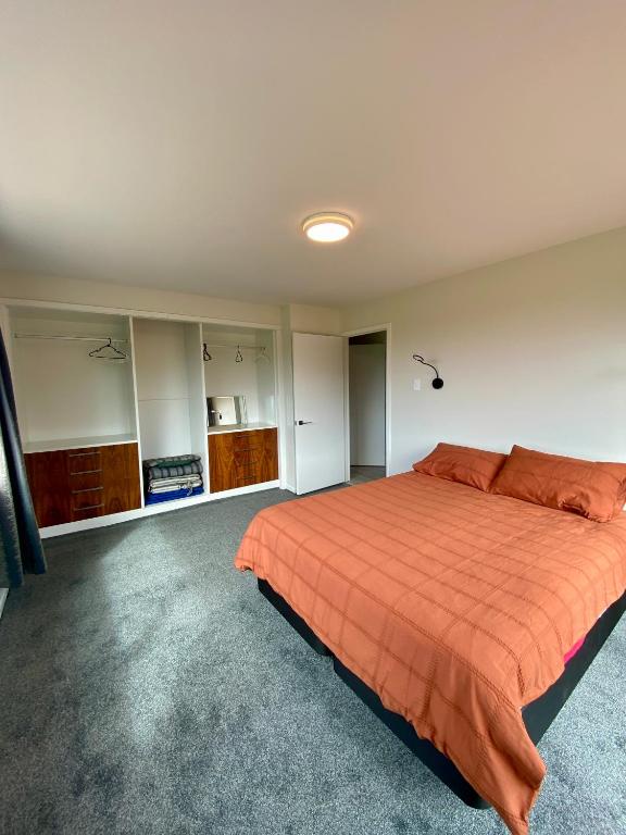 Close to Beach with Mountain Views in Puketa - Resim 18