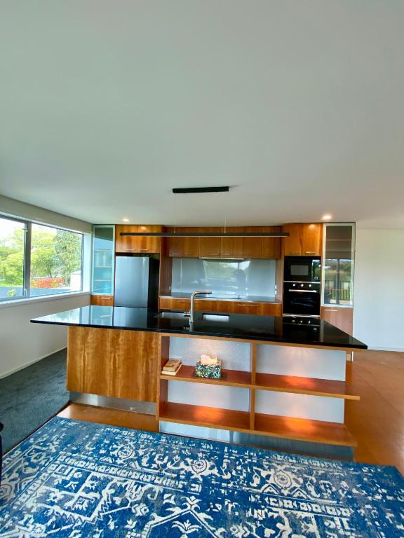 Close to Beach with Mountain Views in Puketa - Resim 4