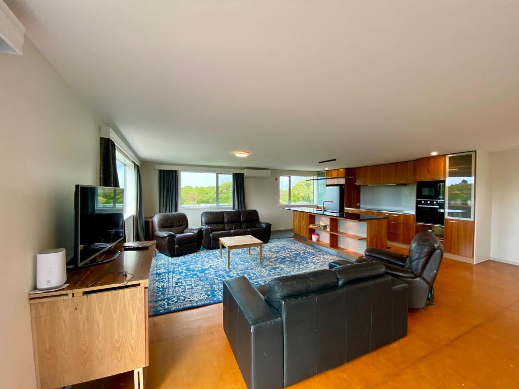 Close to Beach with Mountain Views in Puketa - Resim 1